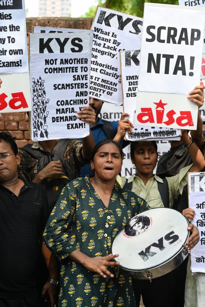 NEET UG पेपर लीक : जंतर-मंतर पर छात्रों का आक्रोश (सांकेतिक चित्र). Source: The India Today Group