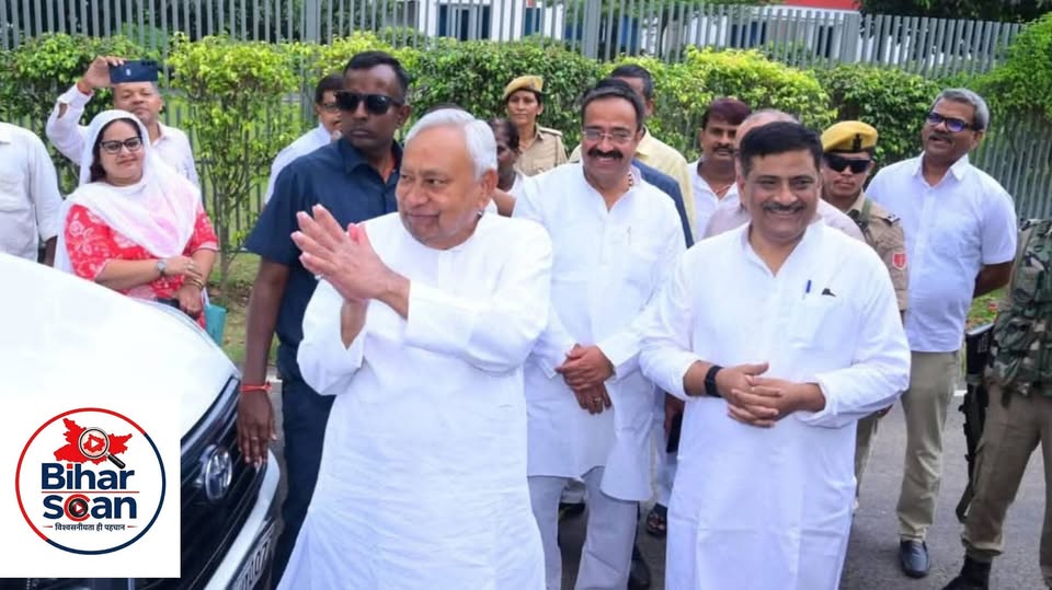पटना में जेडीयू नेता की गुहार सुनते नीतीश कुमार, लेकिन सीधे बात करने के बजाय आगे बढ़ गए